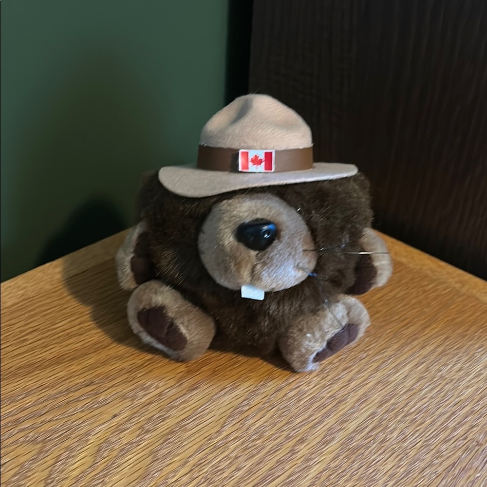 Vintage - 90s Canadiana Beaver Plush with Mountie Hat
